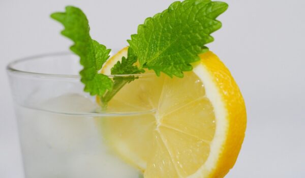Agua de limón en ayunas: beneficios y cómo consumirla correctamente